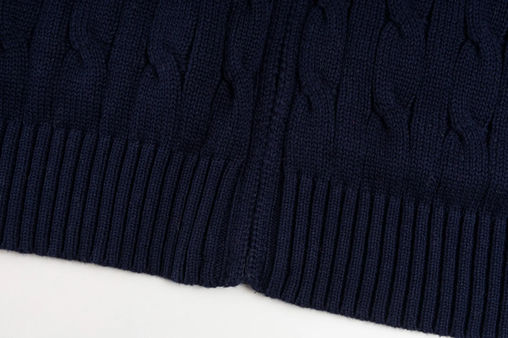 P260 #R98 RALPH LAUREN Ralph Lauren nine-color classic small label embroidery logo full zipper knitted cable cardigan sweater, high-density LOGO embroidery on the chest, original customization of tag accessories. Made of pure cotton yarn, pure cotton is skin-friendly and comfortable, small label war horse embroidered twist zipper cardigan sweater 🐎 high quality, follow the blogger to learn how to wear it! Let’s buy a Ralph Lauren cable sweater. It’s a super hard-to-find series after it became popular. It’s hard to find one on the official website. It’s simple and practical to wear, with a lazy and loose feel. The thickened fabric has more texture, feels soft and delicate, and has a loose fit. Whether worn alone or layered, you can wear different styles of fashion with just one piece!   Size：XS S M L